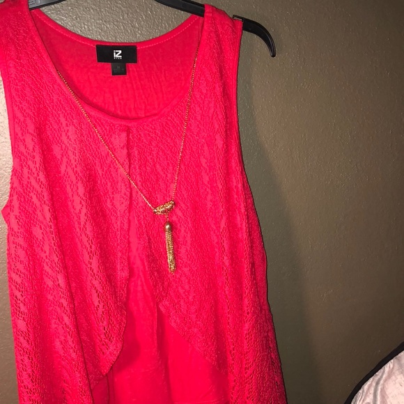 Cute shirt with built in necklace. - Picture 3 of 5
